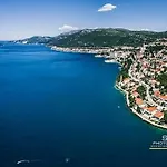 Feral * Neum